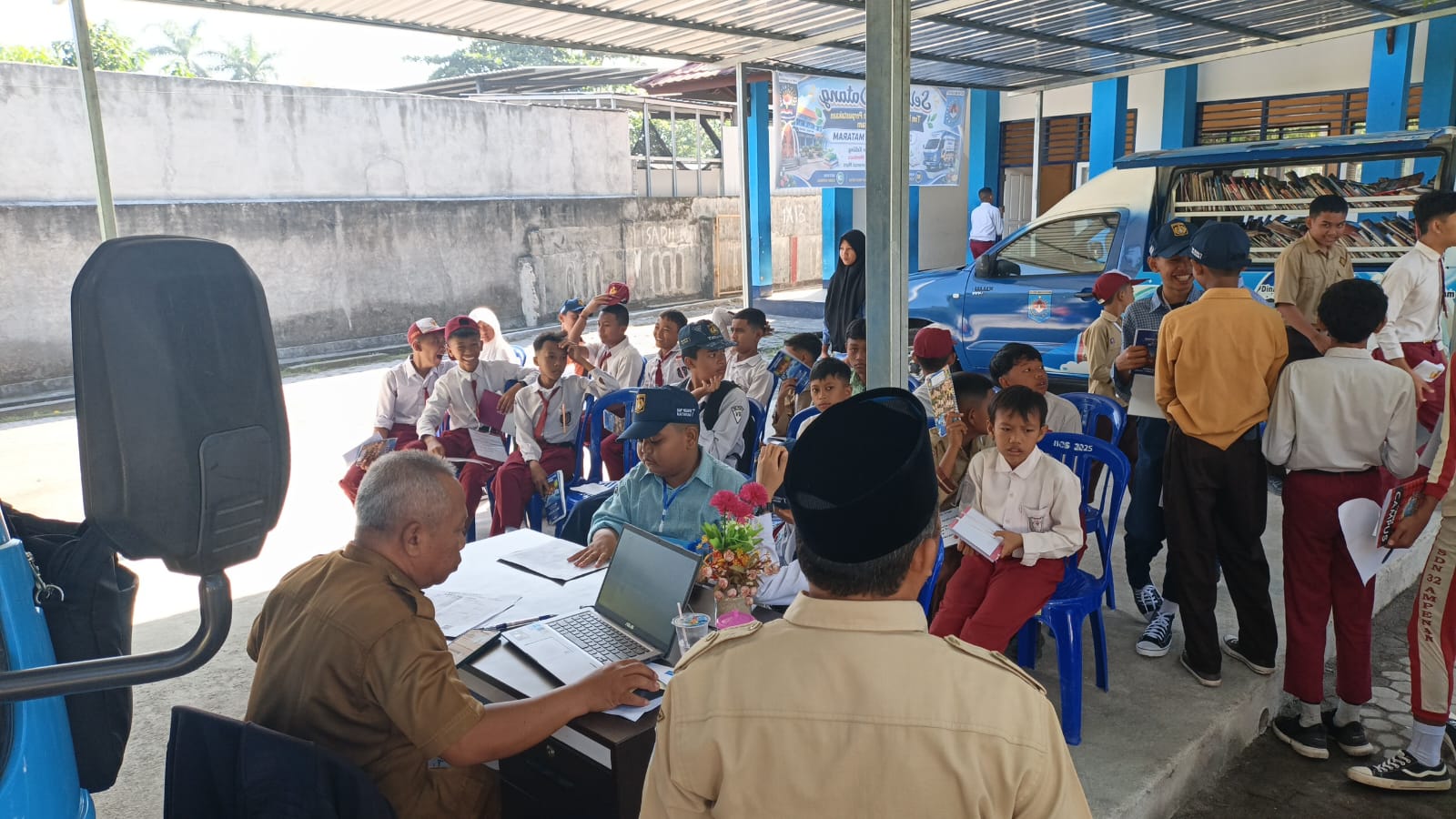 Gambar Dukung MPLS, Disdukcapil Kota Mataram Gelar Jemput Bola Pelayanan KIA di SMPN 7 Mataram