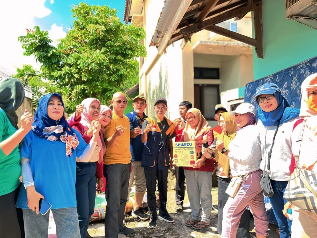Thumbnail Semangat Kepedulian, Pegawai Dinas Dukcapil Kota Mataram Gelar Gotong Royong Pasca Banjir