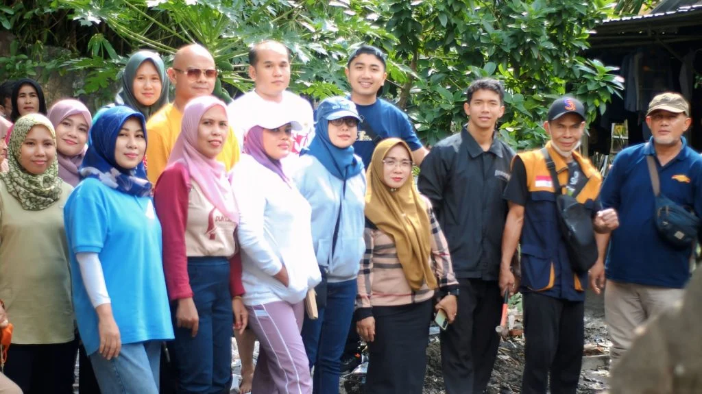 Semangat Kepedulian, Pegawai Dinas Dukcapil Kota Mataram Gelar Gotong Royong Pasca Banjir