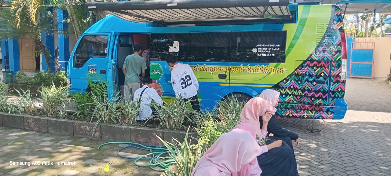 Thumbnail 'Dukcapil Goes to School': Siswa Siswi SMAN 7 Mataram Jalani Perekaman e-KTP
