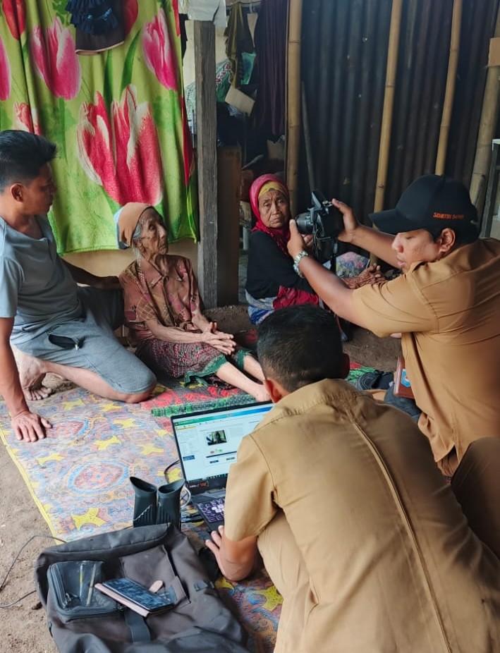 Thumbnail Tim Dukcapil PEDULI Sambangi Lingkungan Petemon, Pastikan Warga Lansia Miliki Dokumen Kependudukan Lengkap