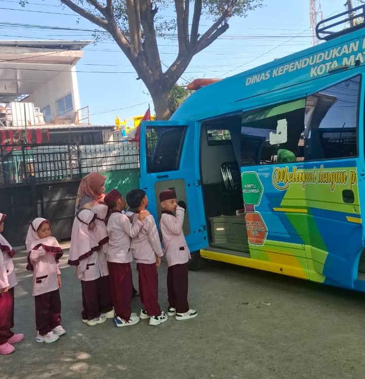 Thumbnail Dukung Hak Anak, Disdukcapil Kota Mataram Sasar TK Raudatush Shibyah Al Amin Pejeruk untuk Pelayanan KIA