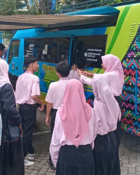 Siswa-siswi SMAN 7 Mataram yang sedang mengantri layanan perekaman KTP elektronik